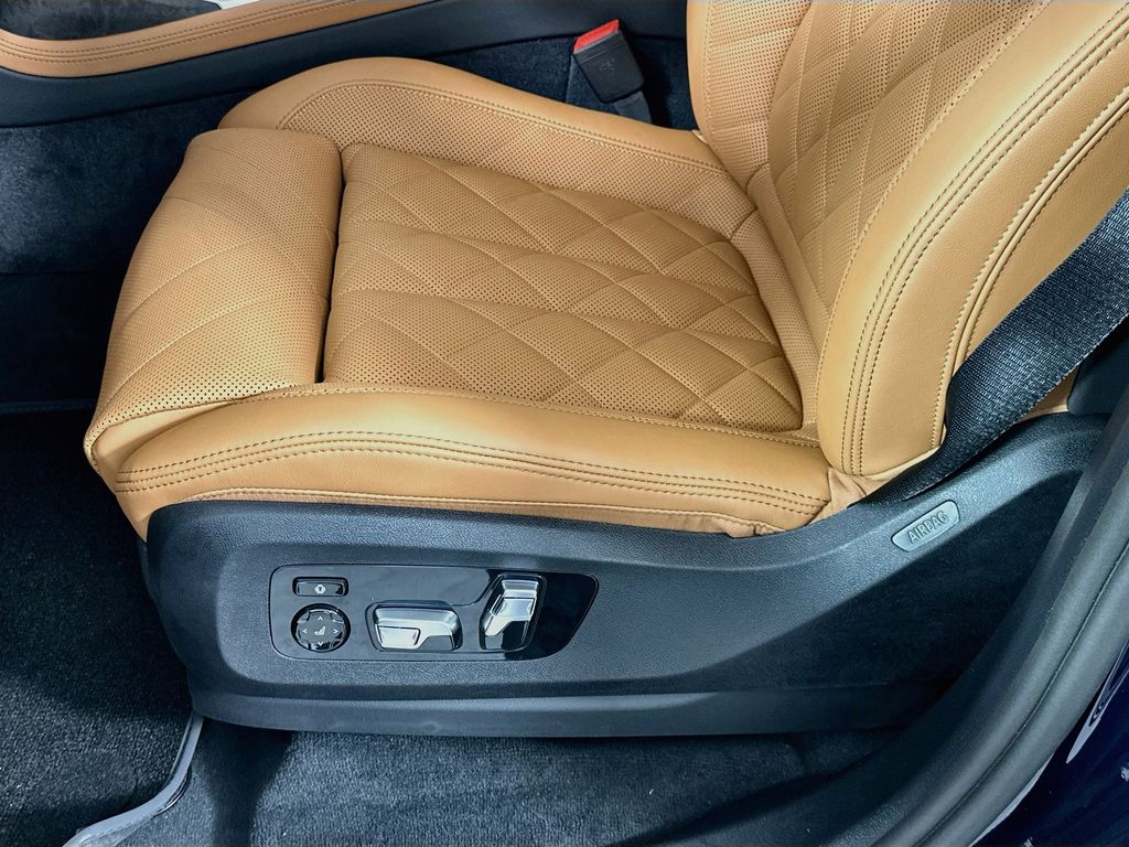 Thumbnail: 2027 BMW X7 - 21