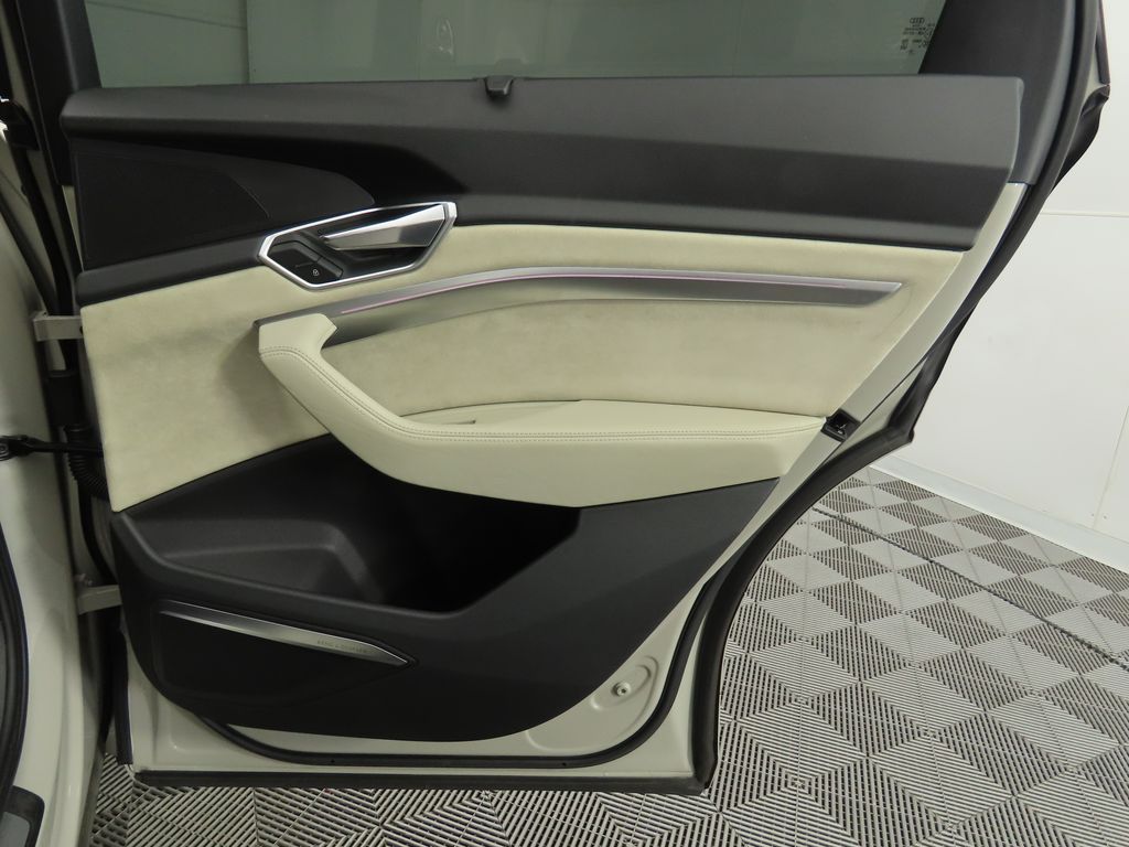2019 Audi e-tron Prestige 30