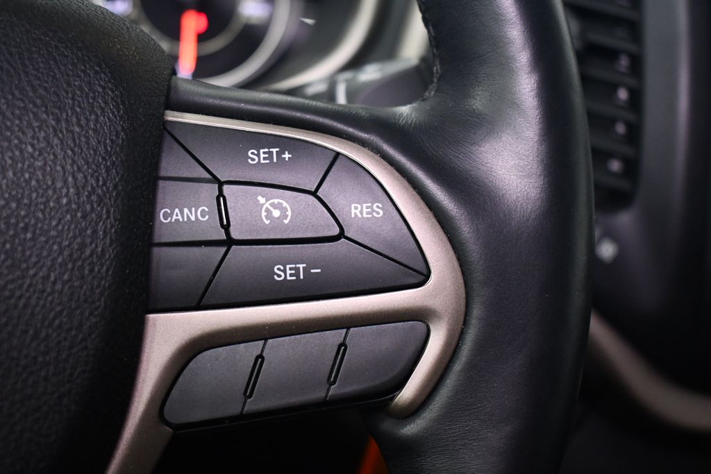 Thumbnail: 2016 Jeep Cherokee - 21