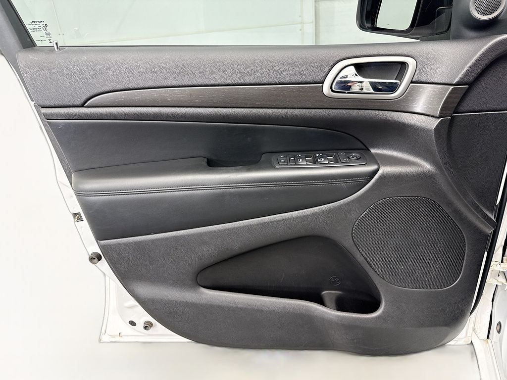 Thumbnail: 2017 Jeep Grand Cherokee - 22