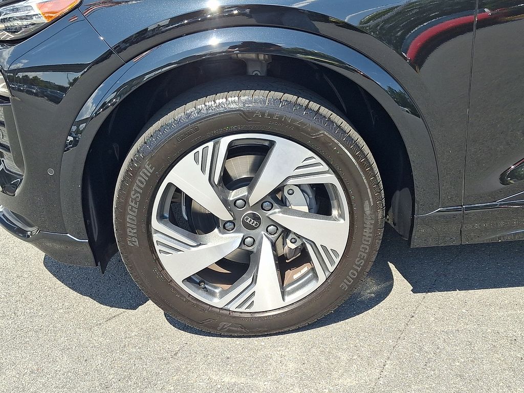 Thumbnail: 2025 Audi Q6 e-tron - 8