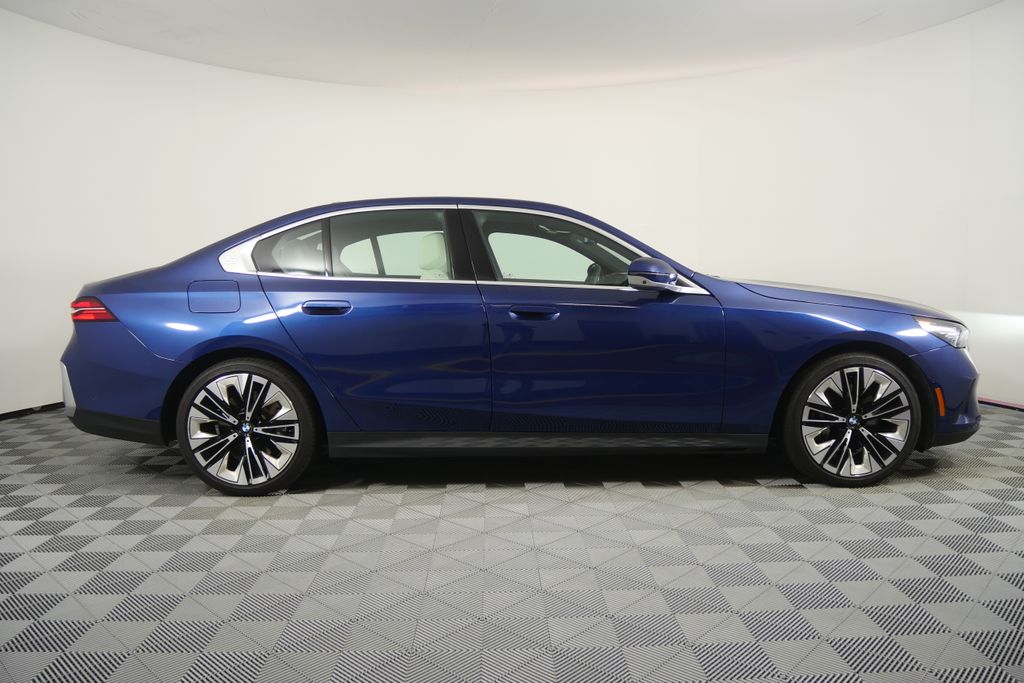 Thumbnail: 2025 BMW 5 Series - 2