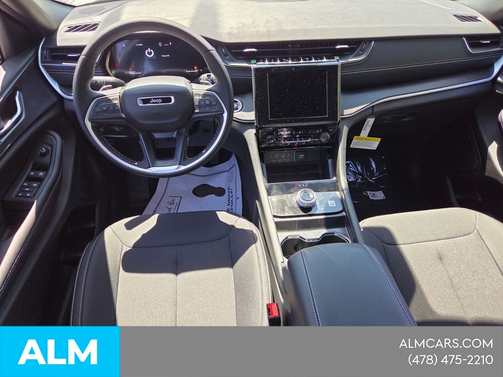 Used 2025 Silver Jeep Laredo image 10