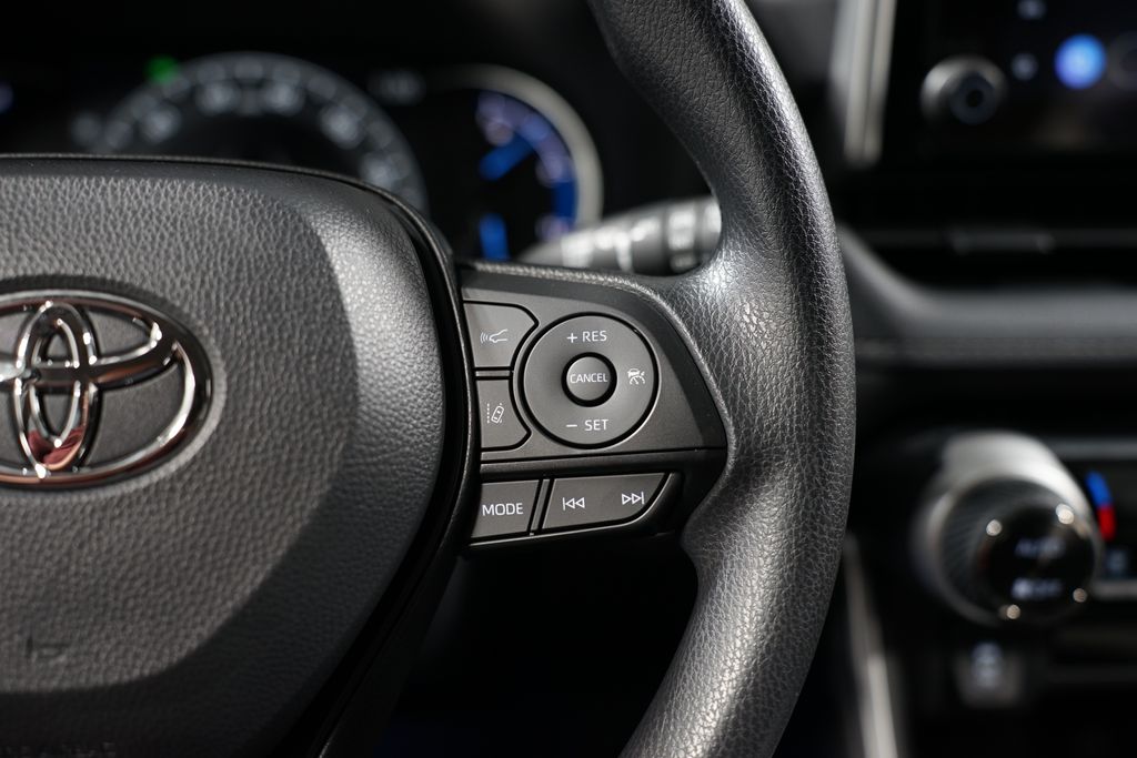 2025 Toyota RAV4 XLE 13