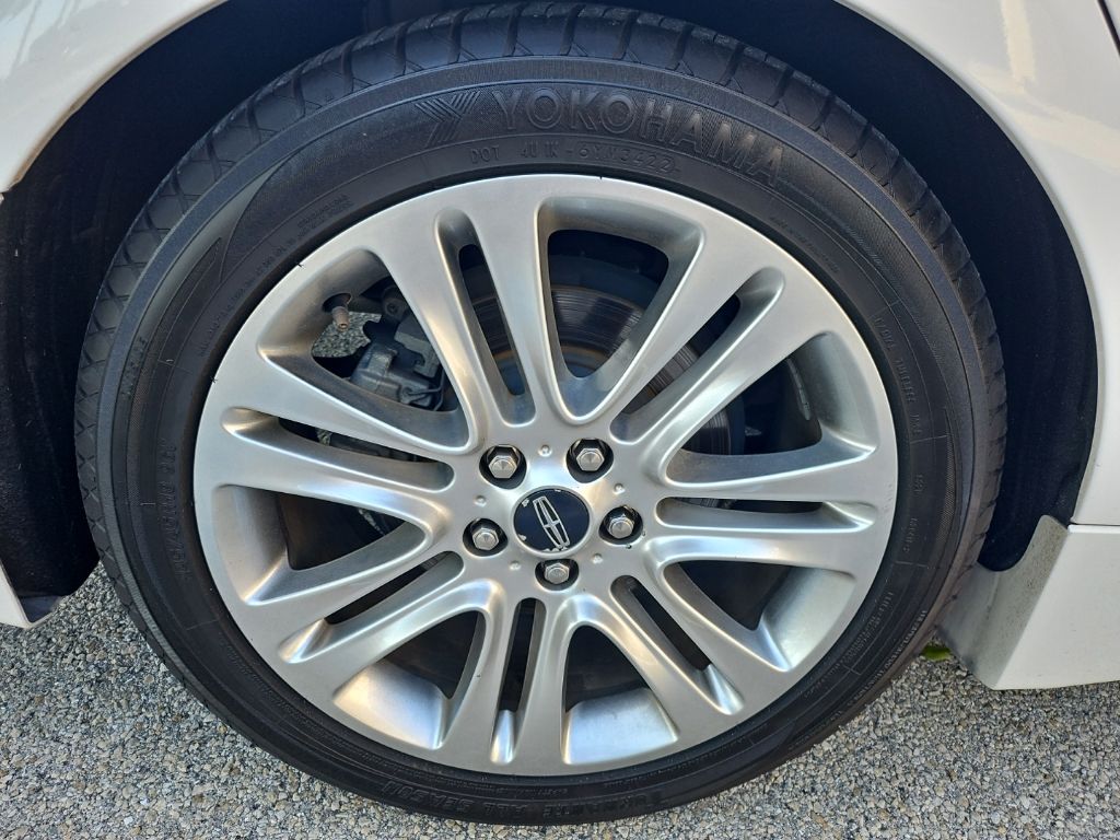 Used 2015 White Lincoln Base image 12