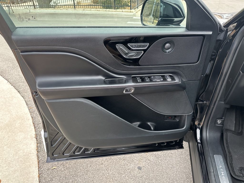 Used Car 2022 Lincoln Aviator  Reserve For Sale Under $40,000 In Austin, Texas