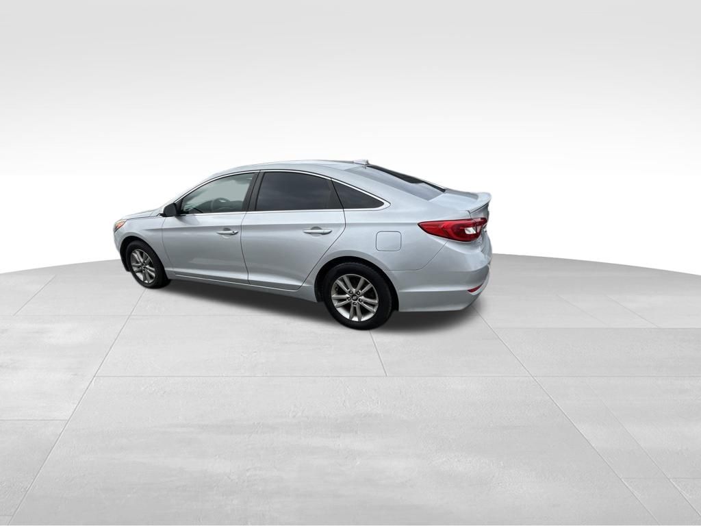 Used 2016 Silver Hyundai SE image 10