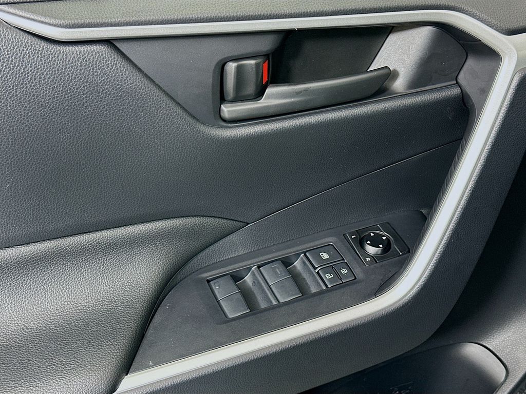 Thumbnail: 2025 Toyota RAV4 - 17