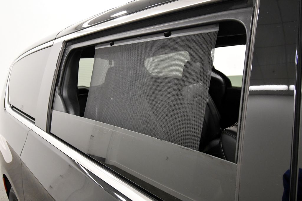 Used 2025 Chrysler Pacifica Van