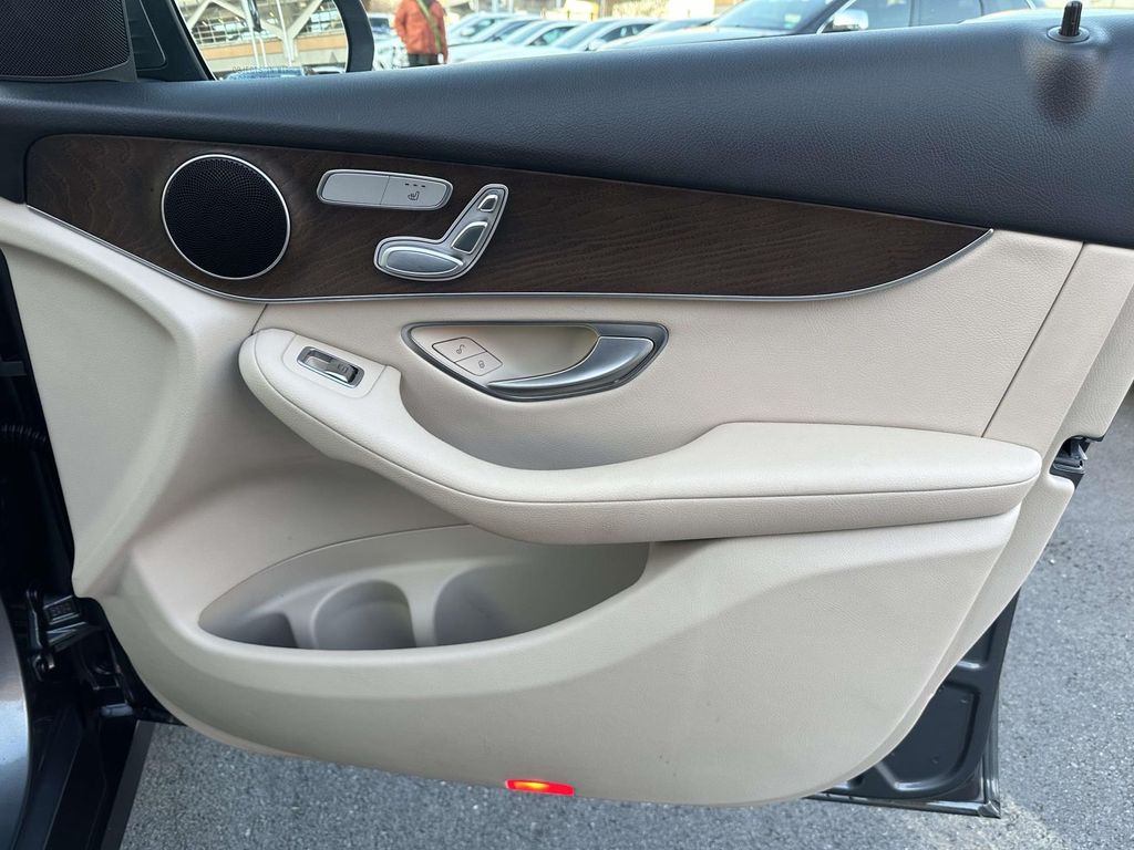 Thumbnail: 2019 Mercedes-Benz GLC - 18