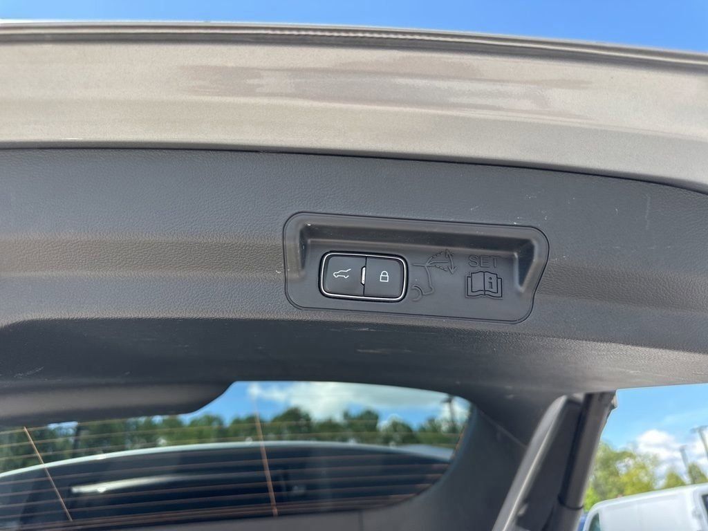 2024 Silver Metallic Ford Explorer XLT RWD SUV