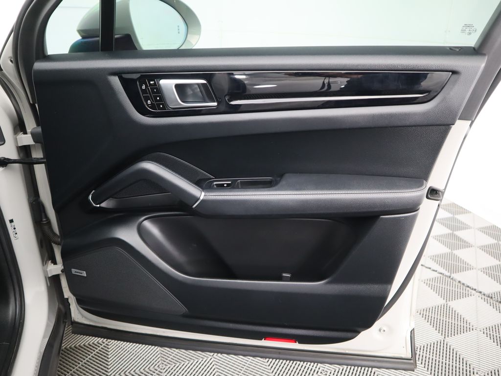 Thumbnail: 2021 Porsche Cayenne - 26