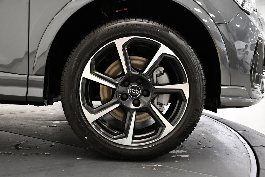 Thumbnail: 2025 Audi Q3 - 17