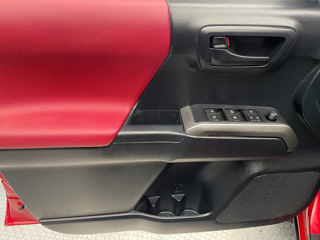 Thumbnail: 2019 Toyota Tacoma - 9