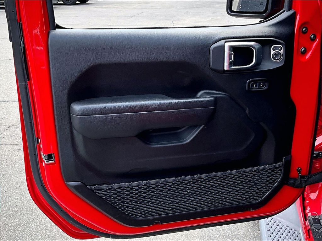 2023 Jeep Wrangler — photo 9