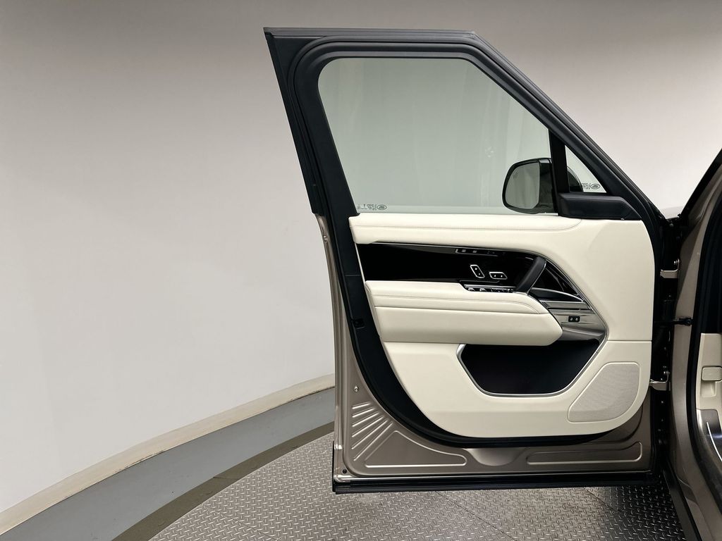 Thumbnail: 2026 Land Rover Range Rover - 9