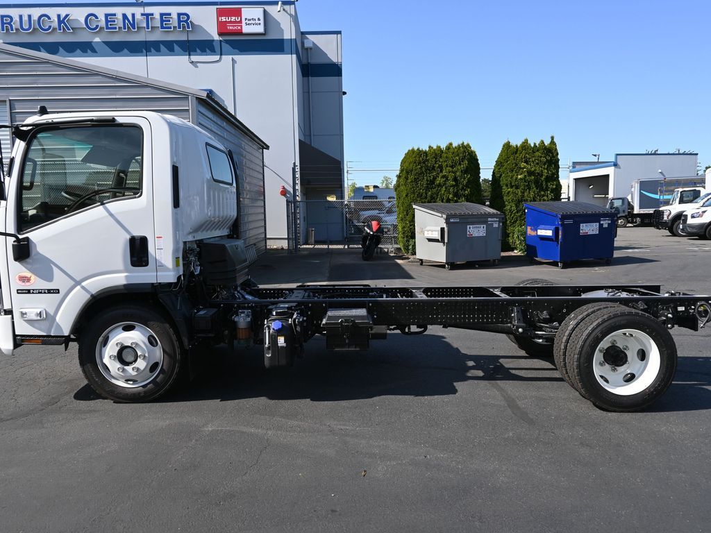 2025 Isuzu NPR XD 