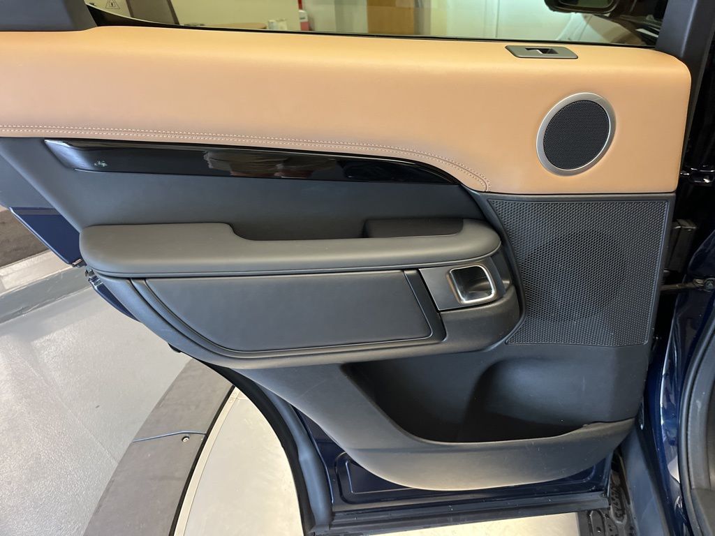 Thumbnail: 2023 Land Rover Discovery - 23