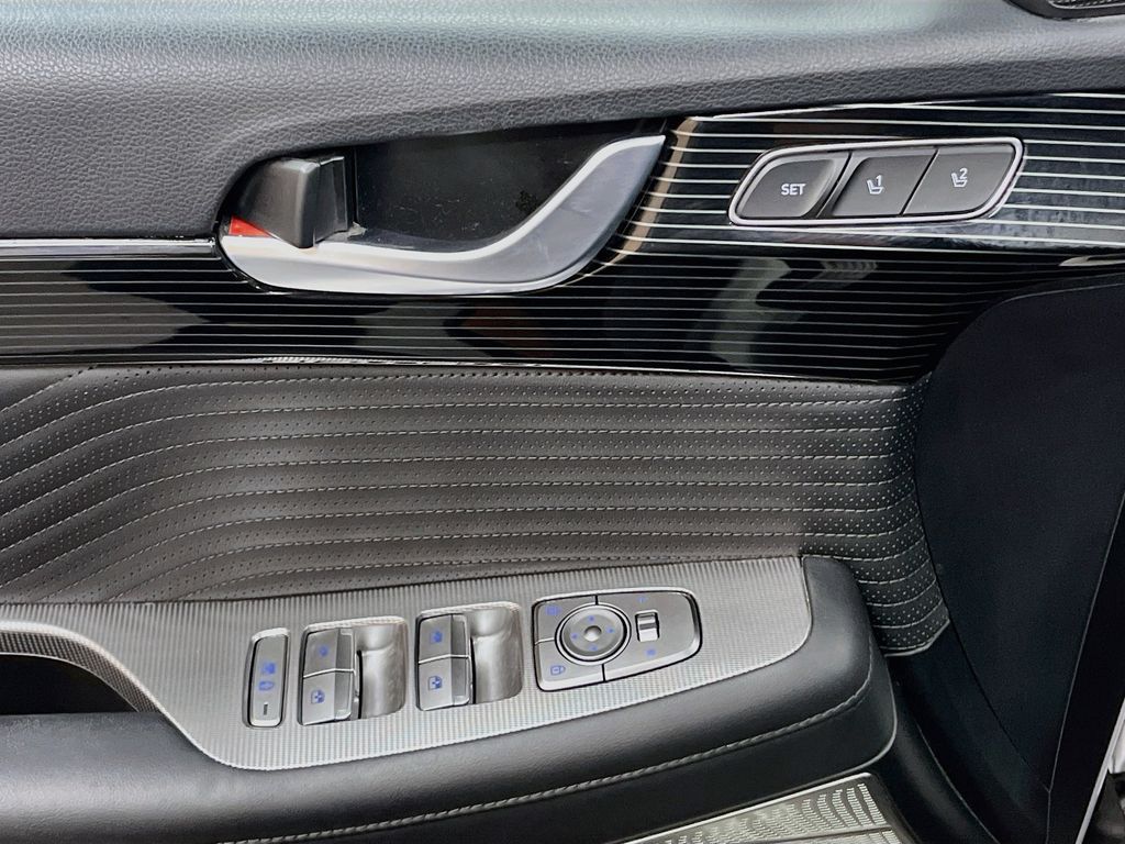 Used 2023 Hyper White Hyundai Calligraphy image 18