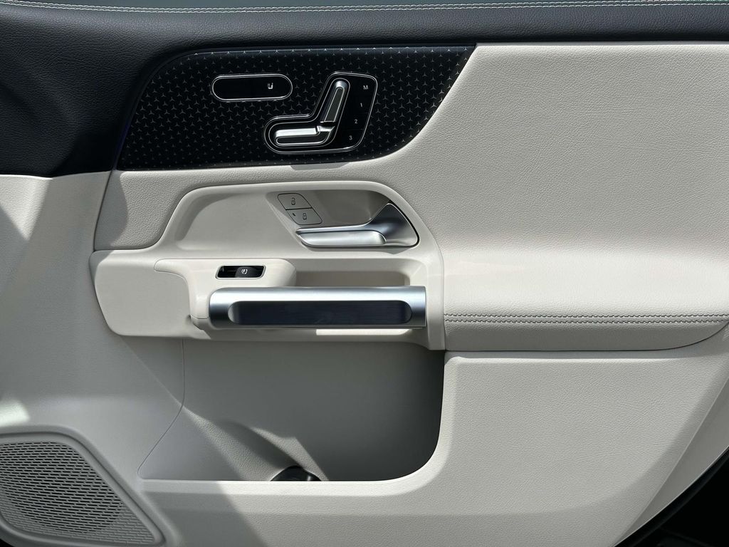 2025 Mercedes-Benz GLB 250 11