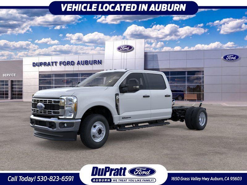 Oxford White 2026 Ford F-350 Super Duty Chassis Pickup Truck Four-Wheel Drive Automatic