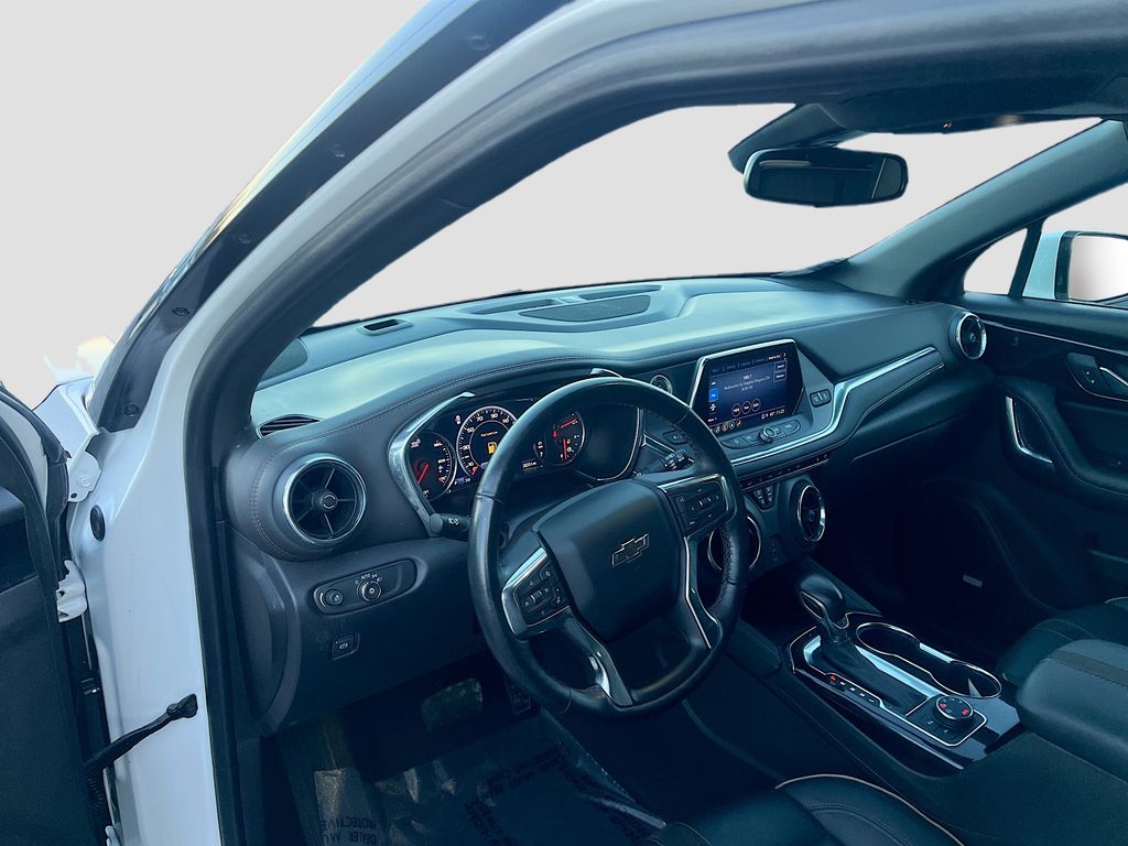 Used 2022 Iridescent Pearl Tricoat Chevrolet Premier image 9