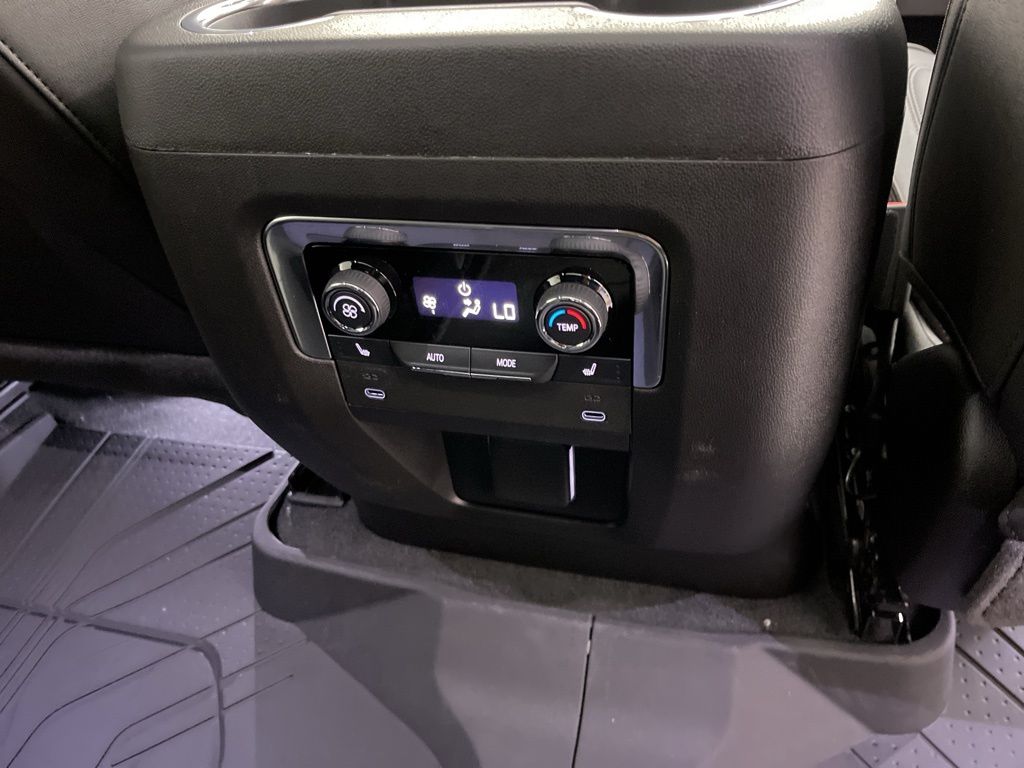 2025 Chevrolet Suburban RST 18