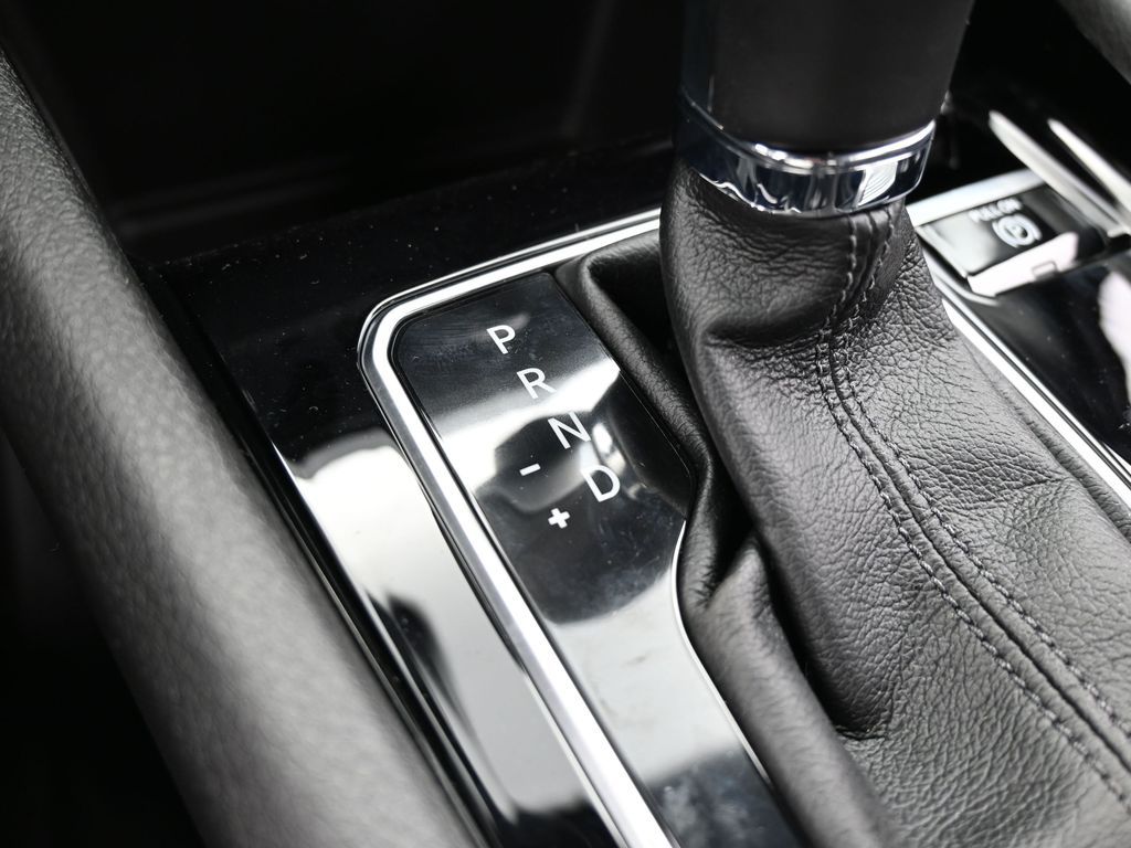 New 2026 Diamond Black Crystal Pearlcoat Jeep Latitude image 18