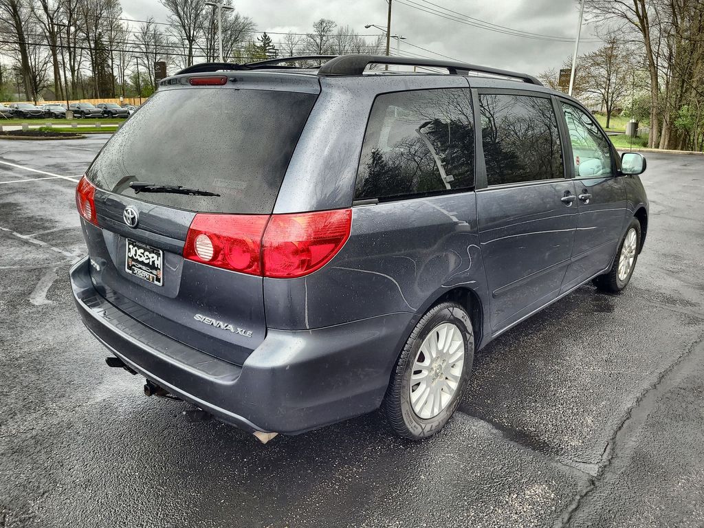 2010 Toyota Sienna XLE 3