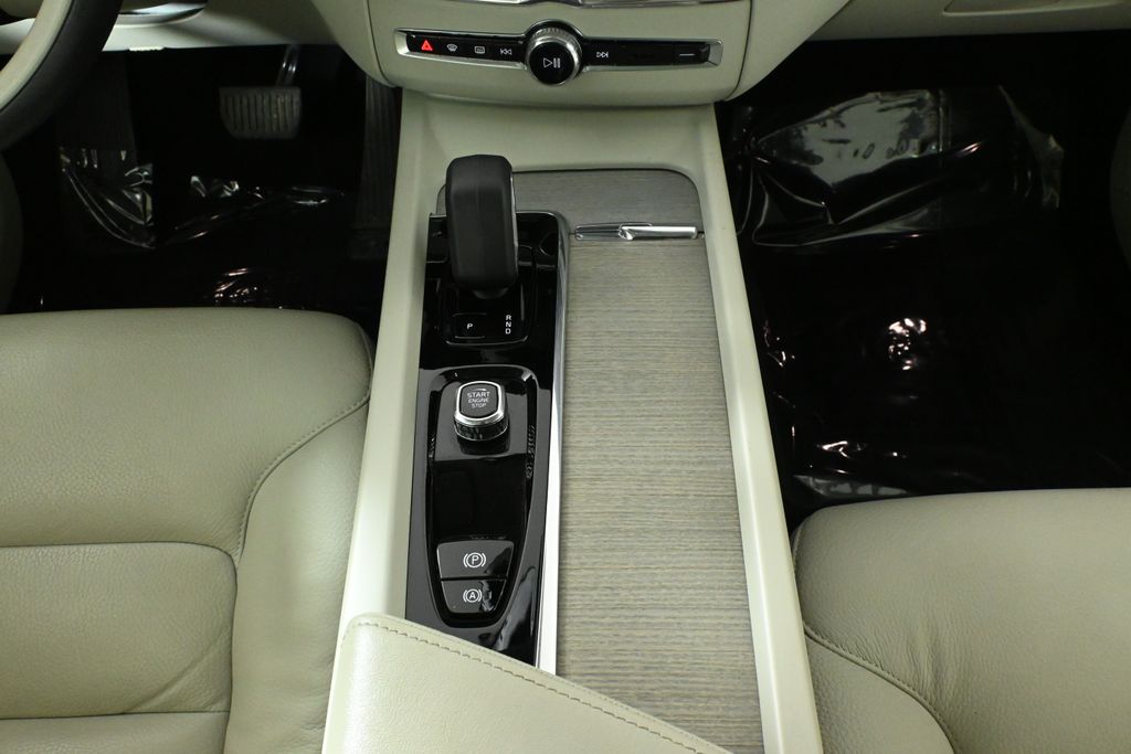 Thumbnail: 2023 Volvo XC60 - 25