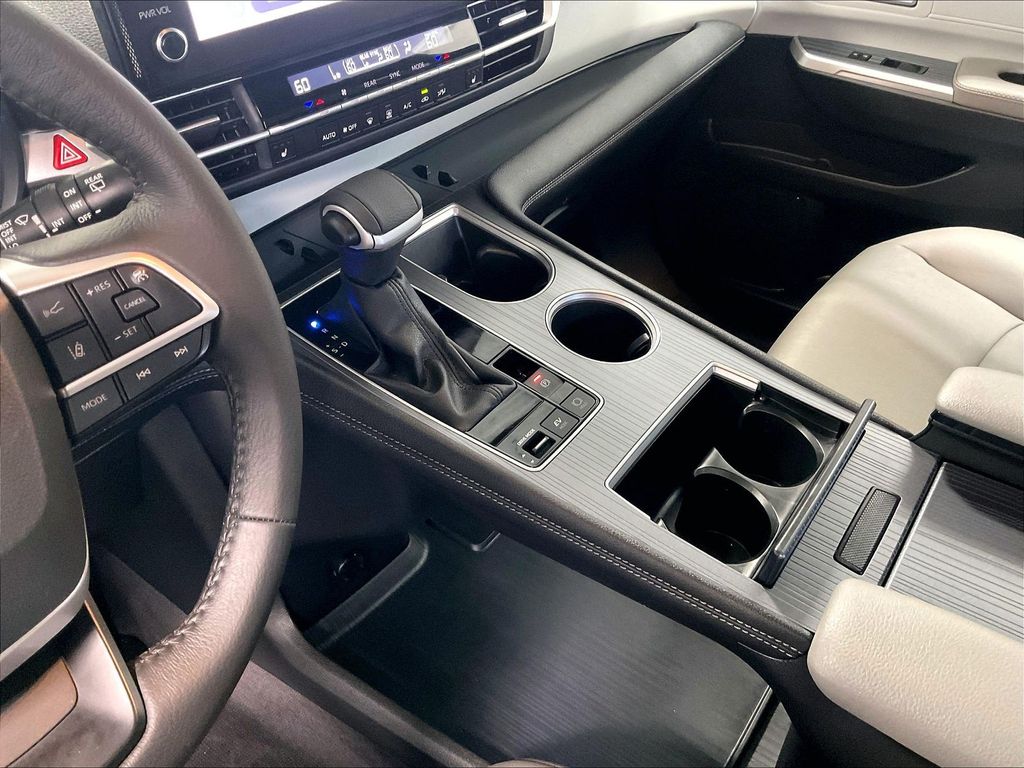 2025 Toyota Sienna — photo 21