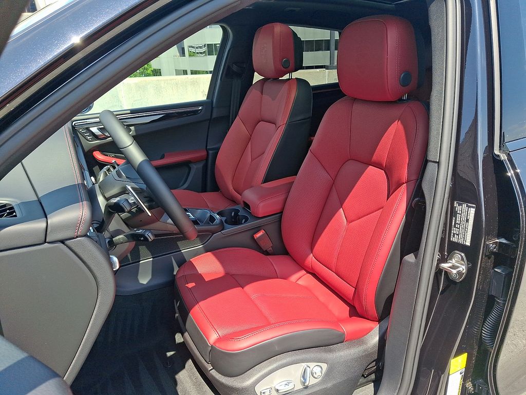 Thumbnail: 2026 Porsche Macan - 15