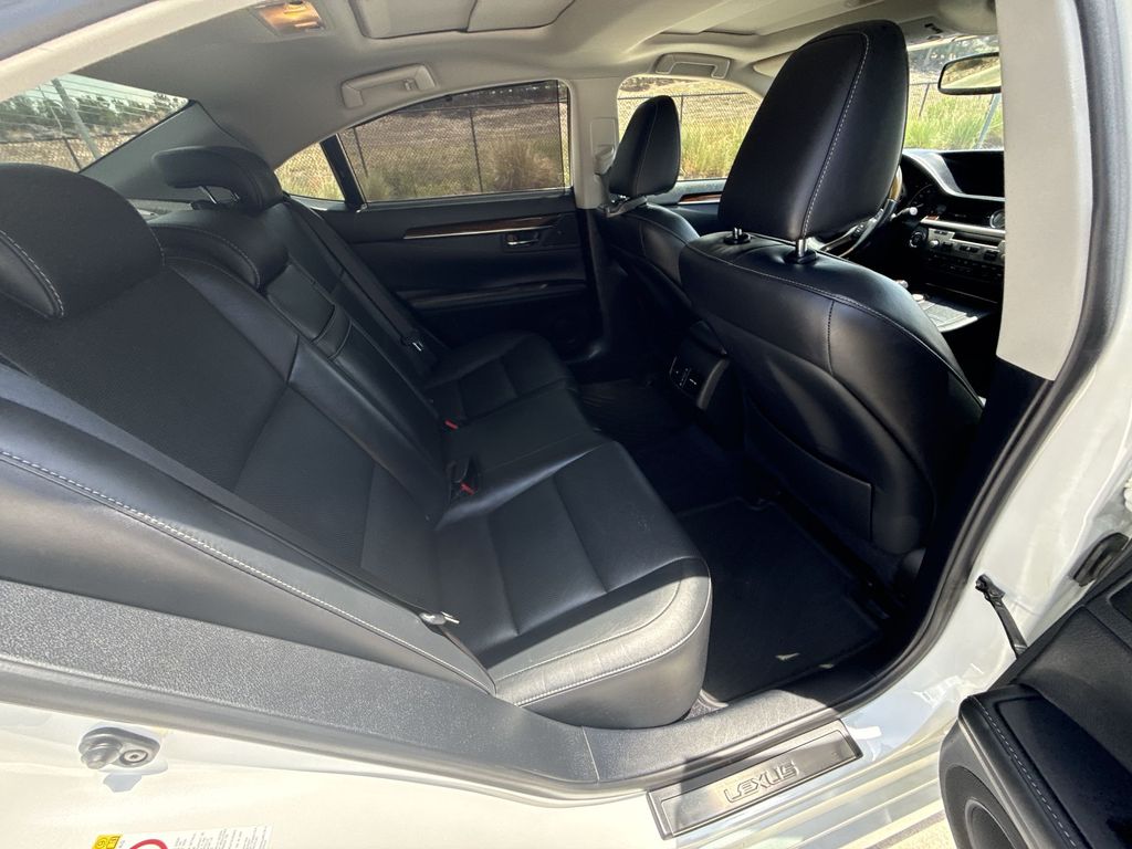 Thumbnail: 2015 Lexus ES - 17