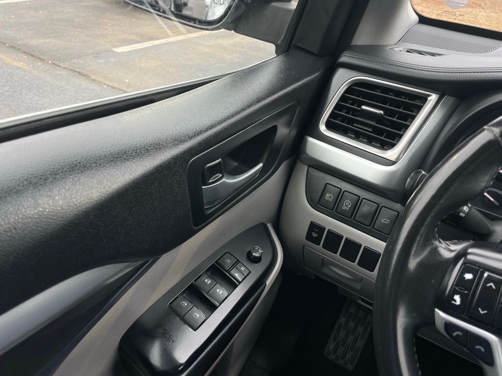 Thumbnail: 2017 Toyota Highlander - 22