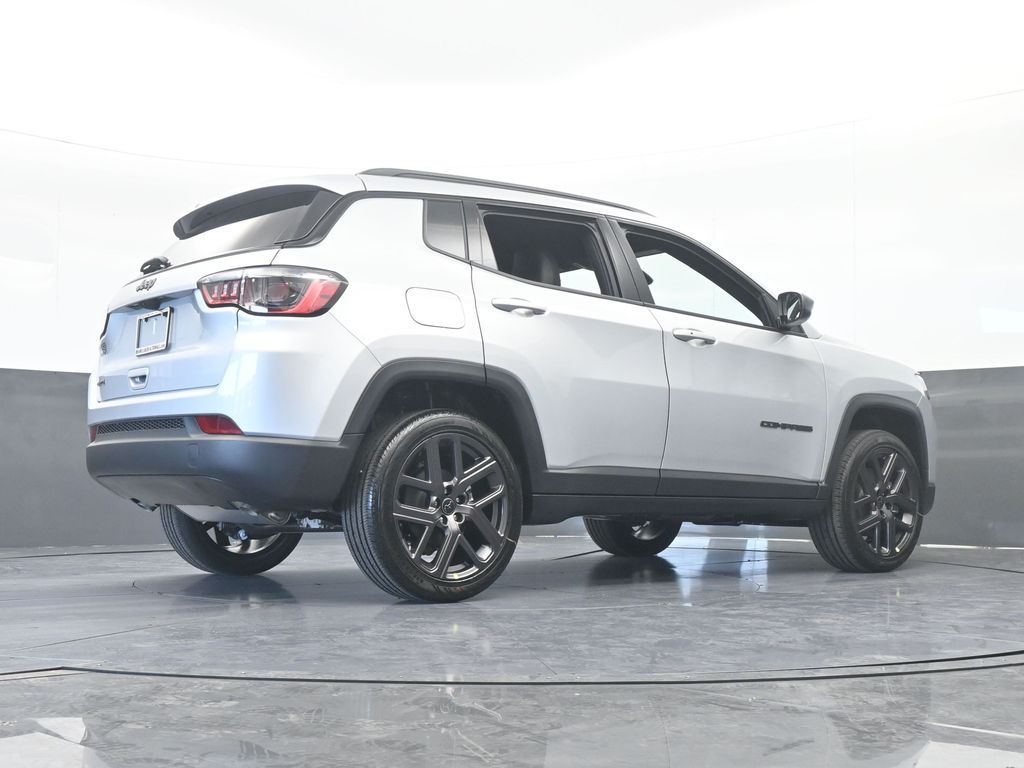 New 2026 silver zynith metallic clearcoat Jeep Latitude image 56