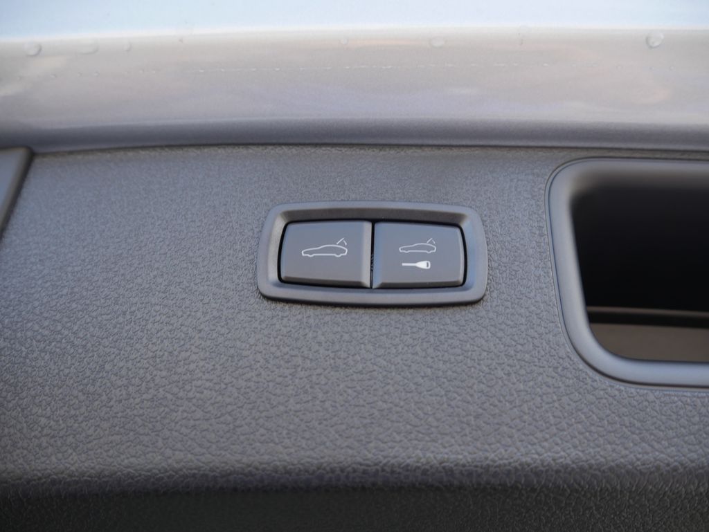 Thumbnail: 2026 Porsche Macan - 26