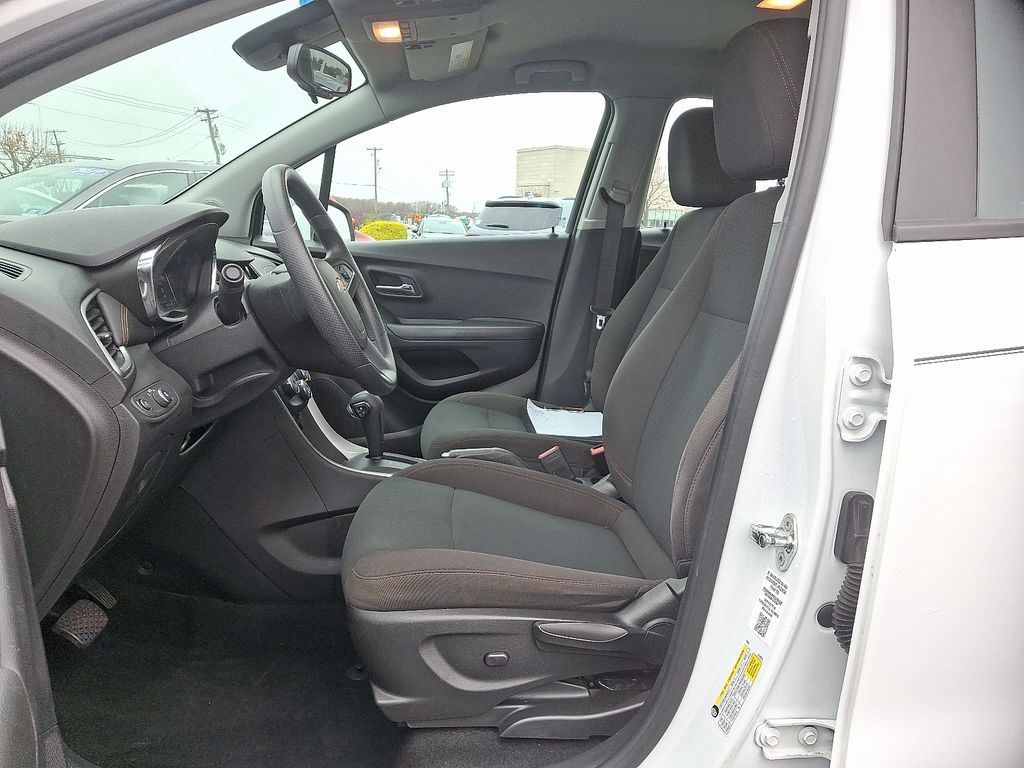 Thumbnail: 2018 Chevrolet Trax - 14