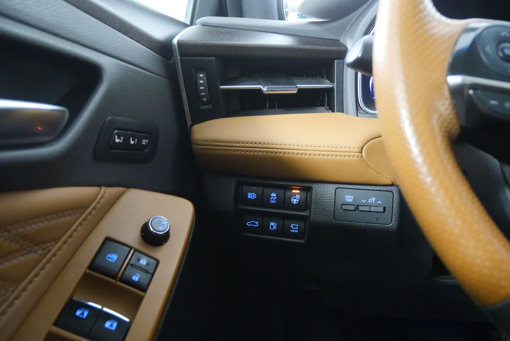 Thumbnail: 2019 Toyota Avalon - 18