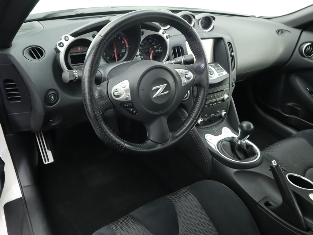 2017 Nissan Z Sport 9