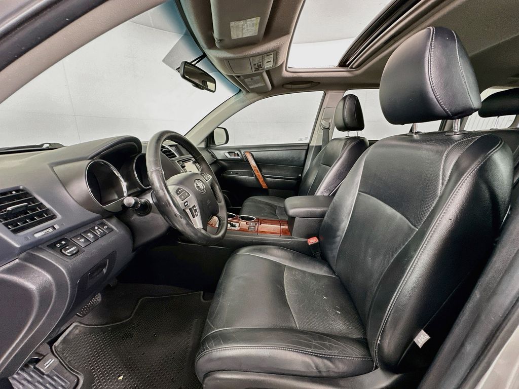 Thumbnail: 2013 Toyota Highlander - 21