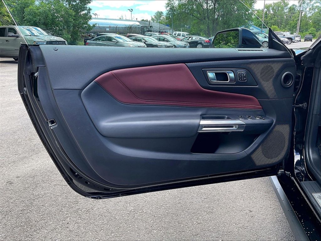 2025 Ford Mustang — photo 9