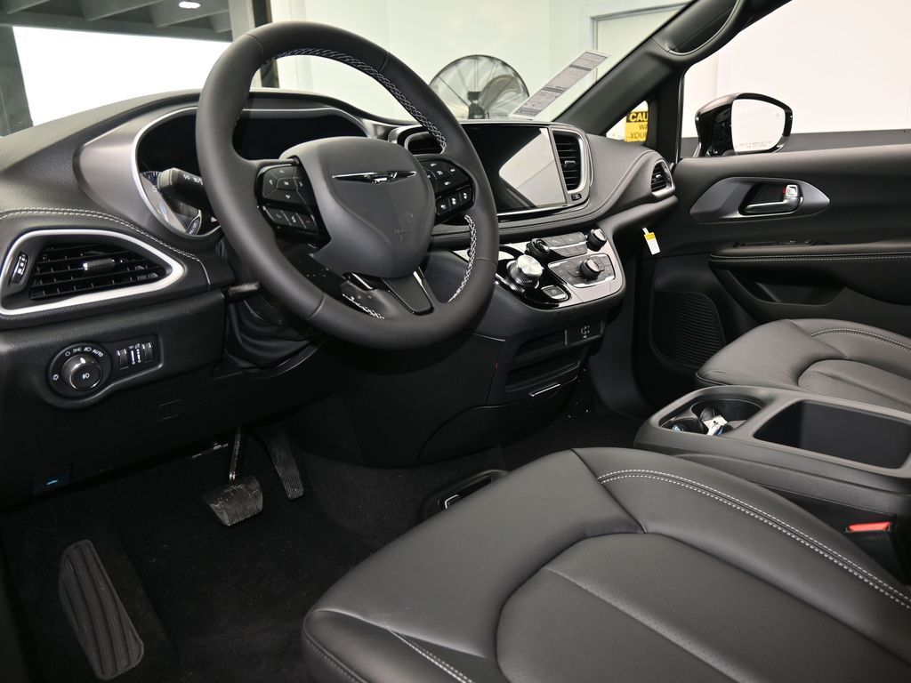 New 2026 Bright White Clearcoat Chrysler Select image 12