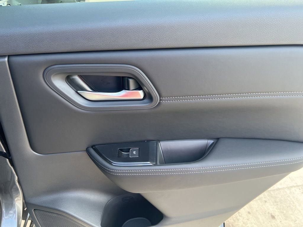 2025 Gun Metallic Nissan Rogue SL FWD SUV