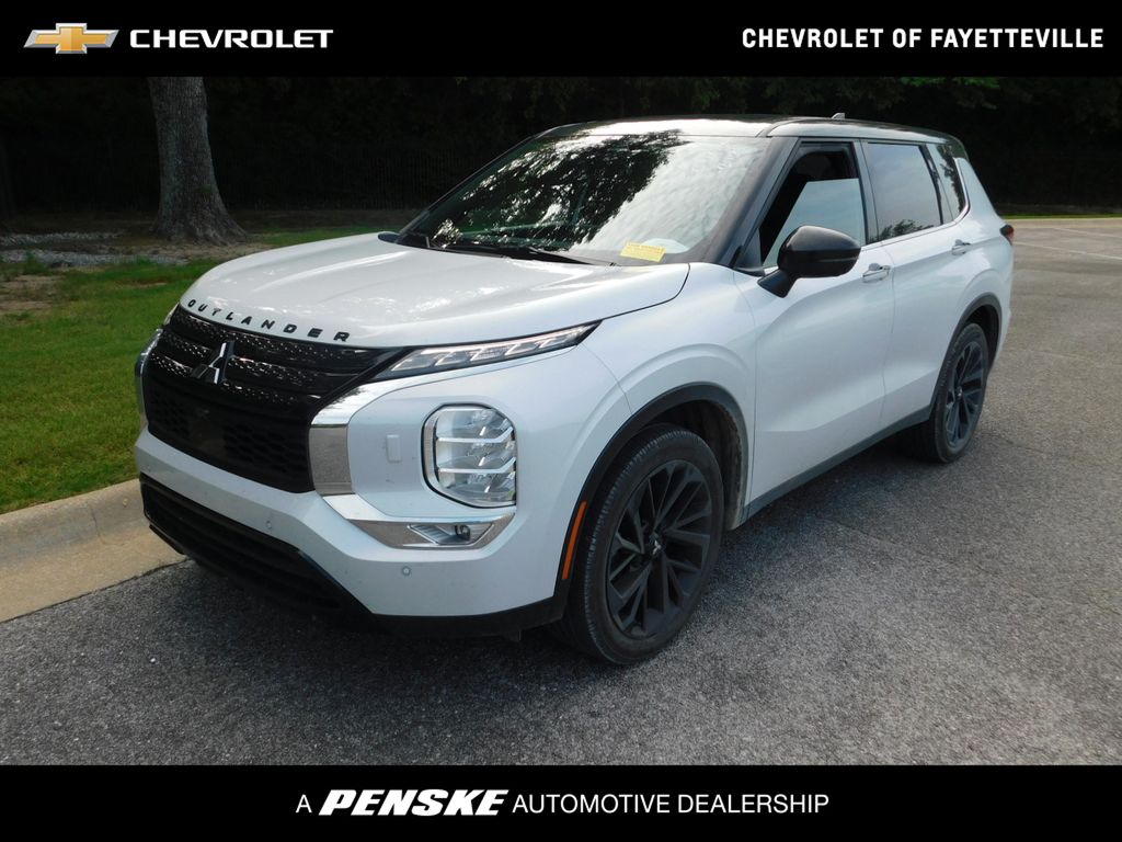 Thumbnail: 2023 Mitsubishi Outlander - 1