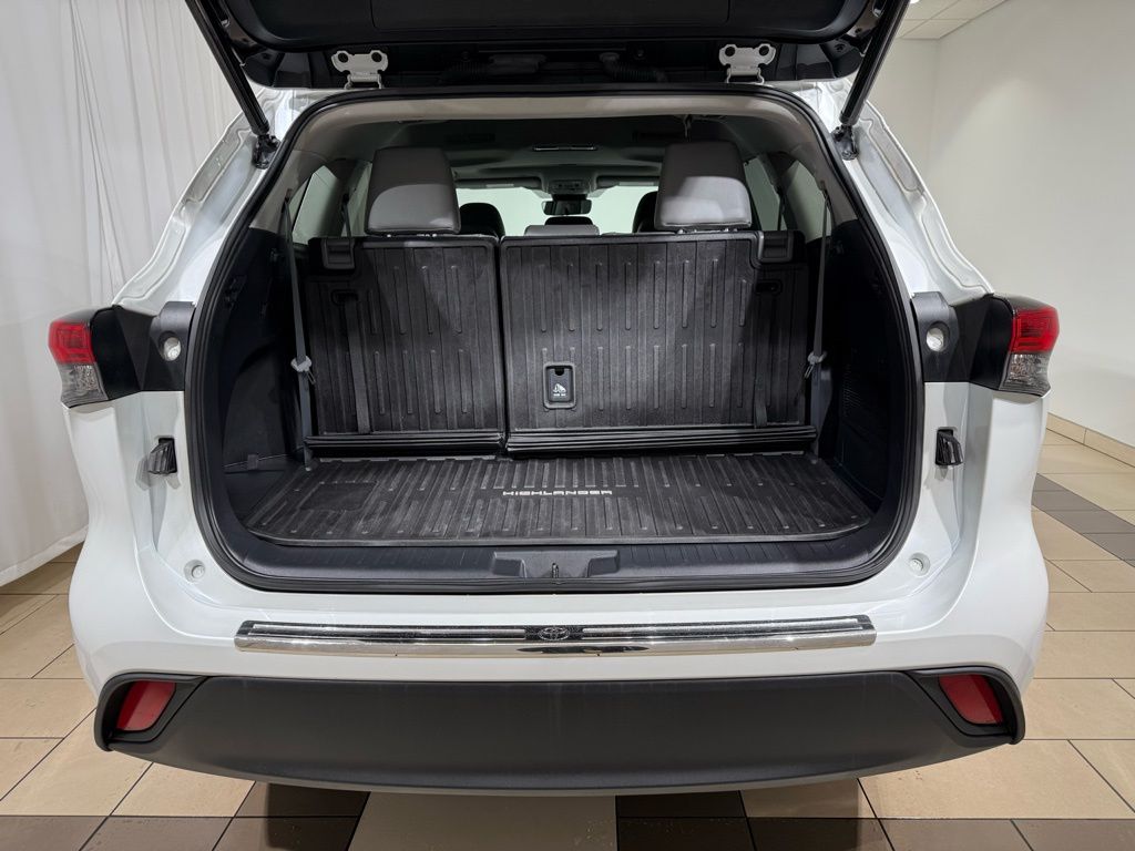 Thumbnail: 2022 Toyota Highlander - 11
