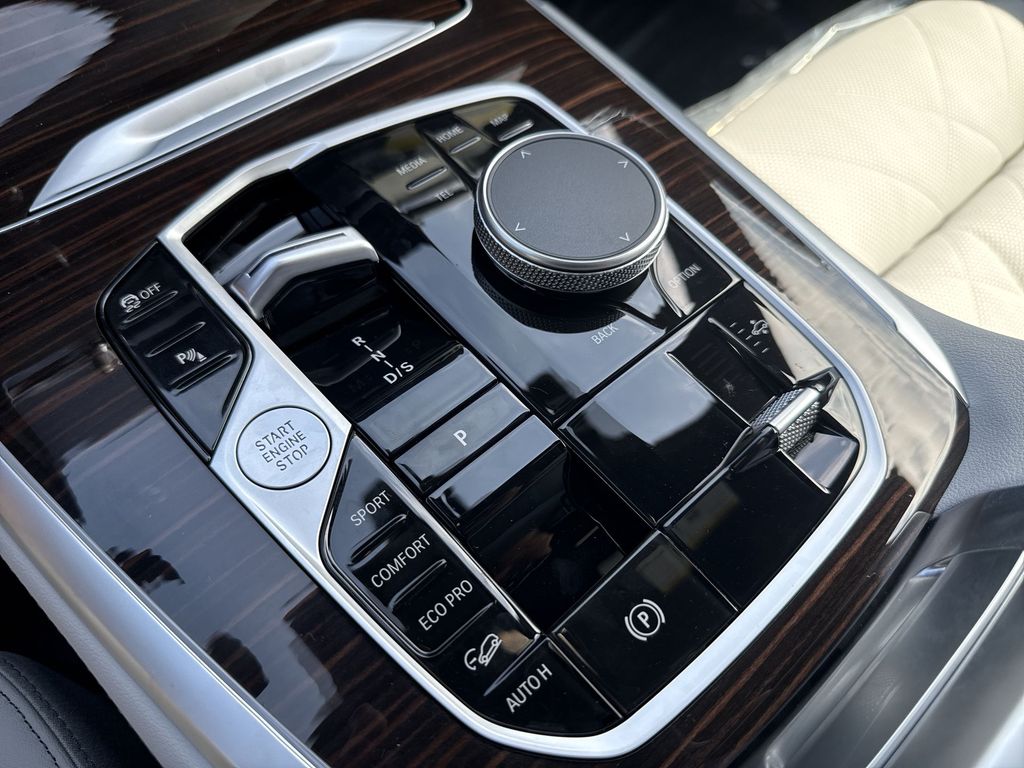 Thumbnail: 2027 BMW X7 - 16