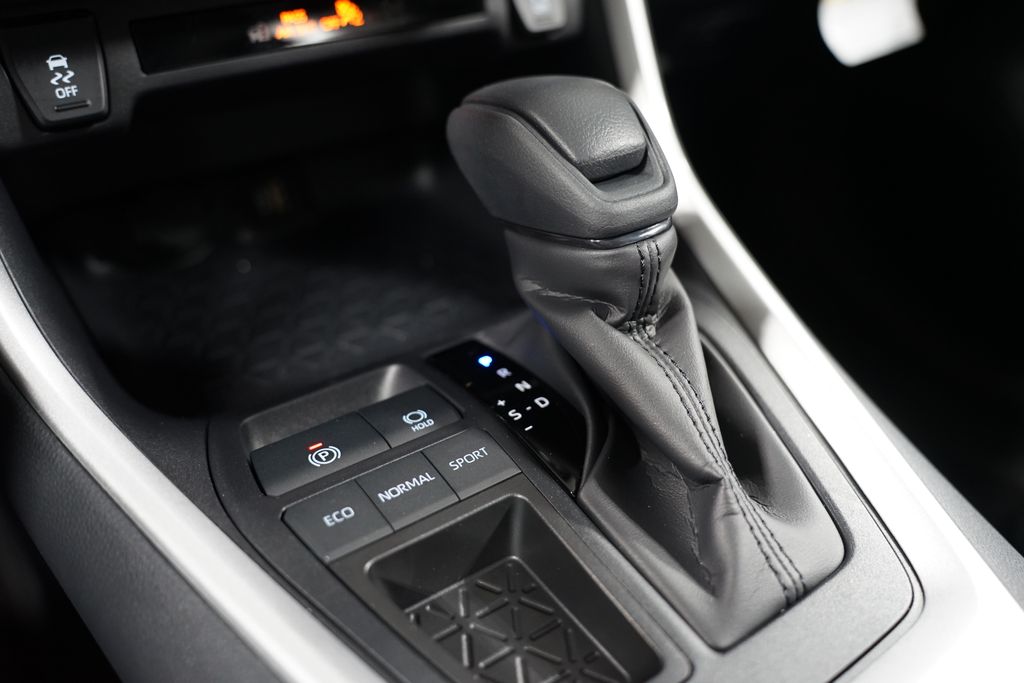 2025 Toyota RAV4 XLE 21