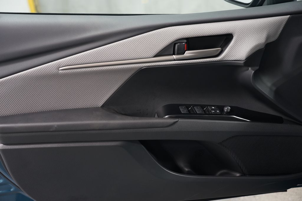2025 Toyota Camry SE 31