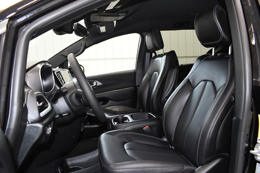Used 2026 Black Chrysler Select image 19