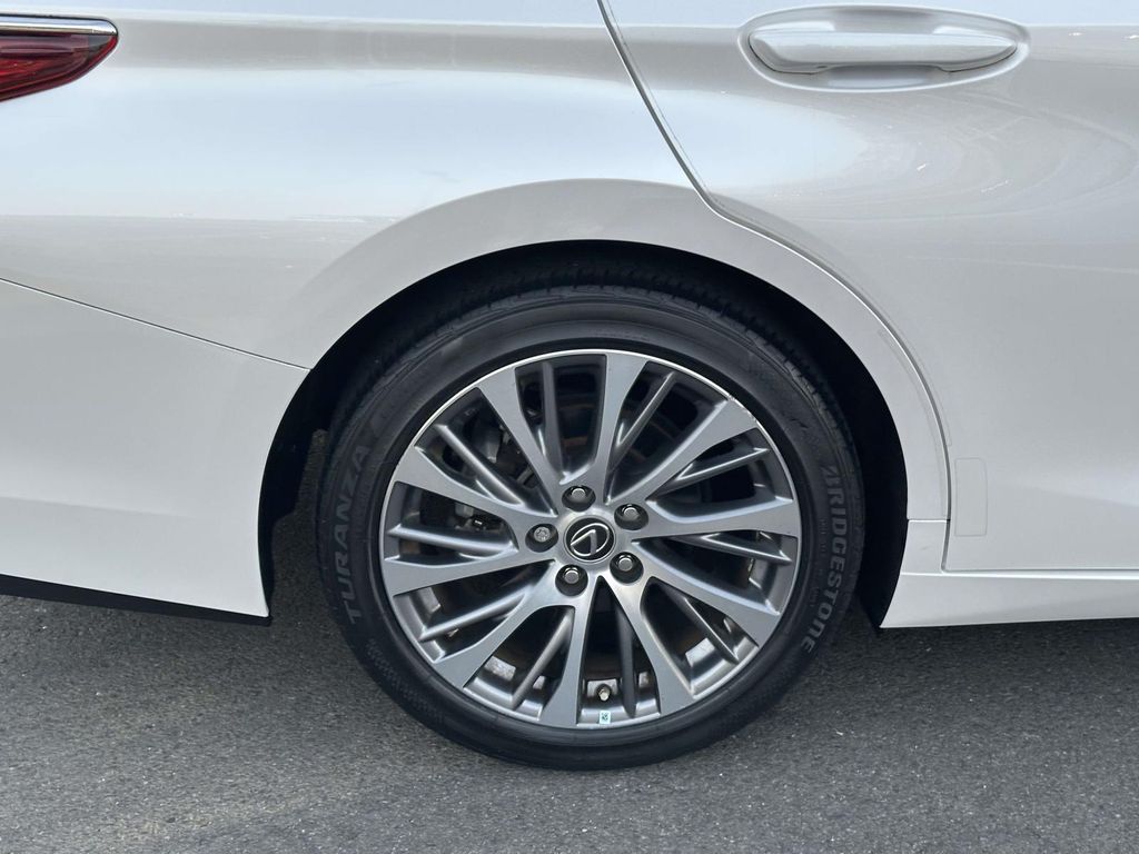 Thumbnail: 2021 Lexus ES - 16